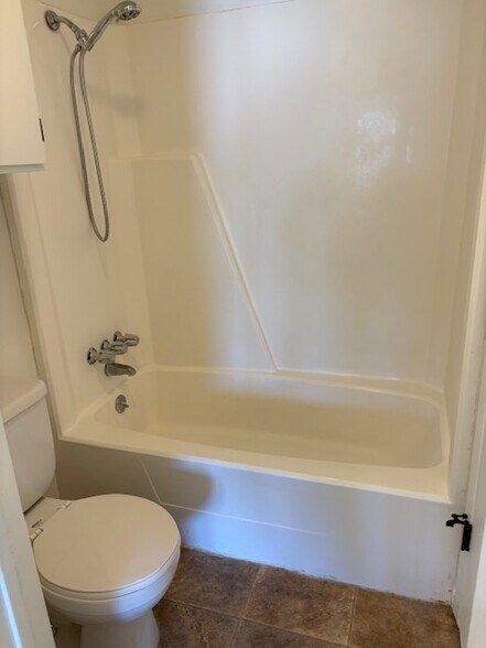 Upstairs Connecting bathroom - 12800 Copper Cliff Ave