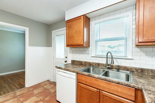 Building Photo - Cute 3/1 close to TEch and Medical