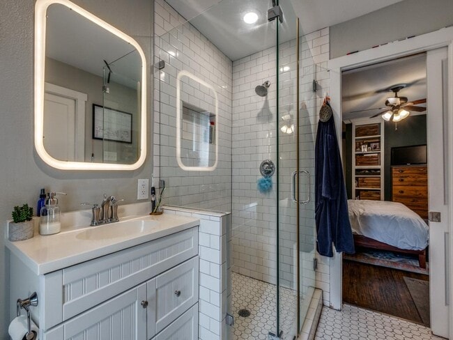 Building Photo - 6009 Ross Ave