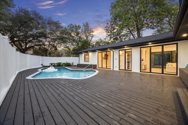 Building Photo - 203 Cove Creek Ln
