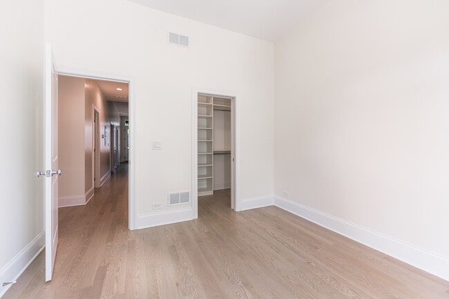 Building Photo - 509 W Armitage Ave