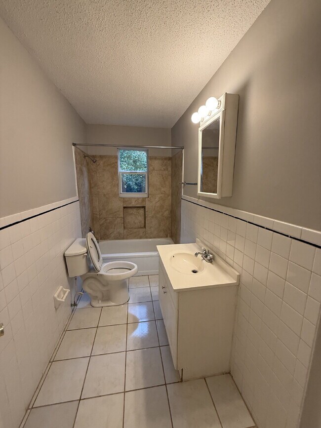Building Photo - Beautiful 4Bd/2BA Right off Miccosukee Rd.