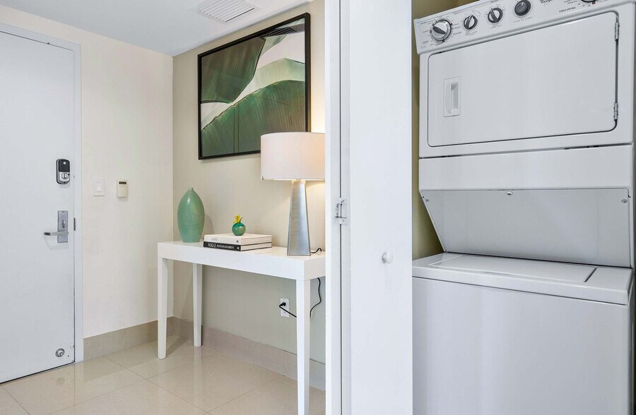 Building Photo - 485 Brickell Ave