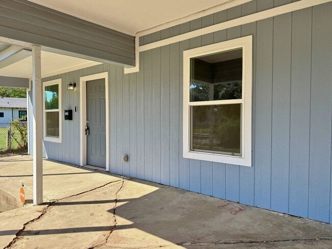 Building Photo - Fully Remodeled 3 Bed 2 Bath In Floral Hei...