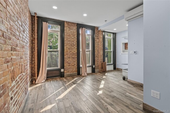 Building Photo - 220 E 116th St