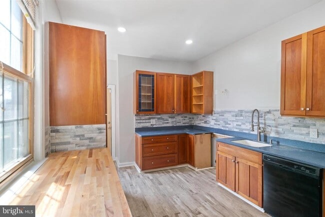 Building Photo - 2547 Ashton St