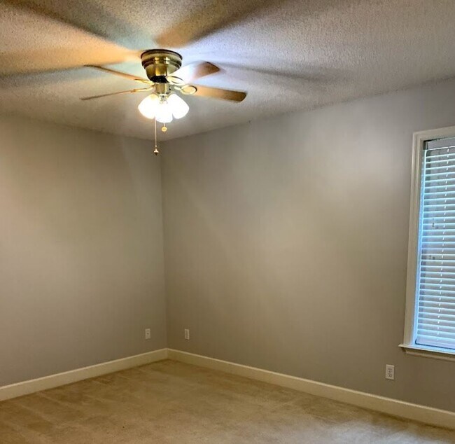Building Photo - Beautiful 4-Bedroom Valdosta Home with Sun...