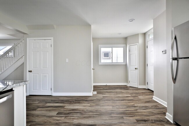 Building Photo - 825 Reinhard Ave