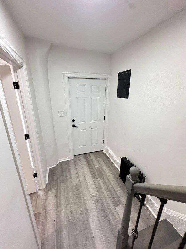 Building Photo - 109 S 7th Ave