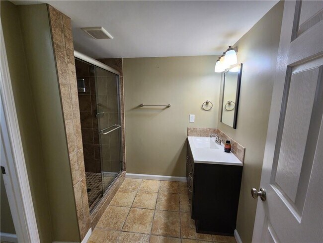 Building Photo - 350 Saddle Bridge Dr