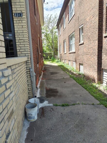 Building Photo - 3311 W Grand St