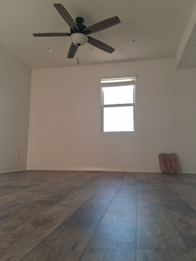 Building Photo - East end Ventura  5 Bed 5 Bath