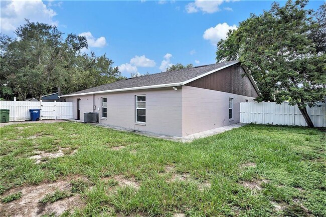 Building Photo - 8514 N Hyaleah Rd