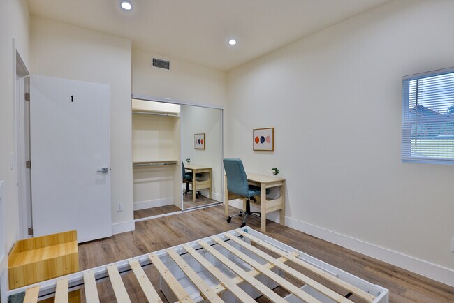 Building Photo - 910 W 23rd St