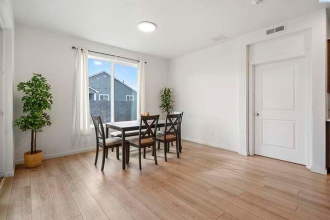 Building Photo - 308 Ruby Ave