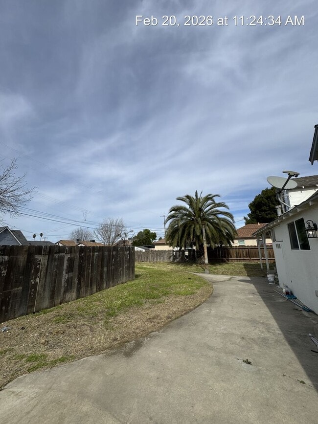 Building Photo - Dinuba Home Coming Soon!