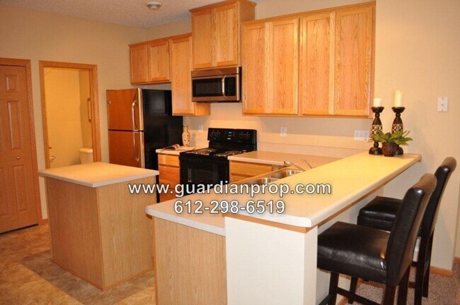 Building Photo - Townhouse Available July 1, Open Floor Pla...