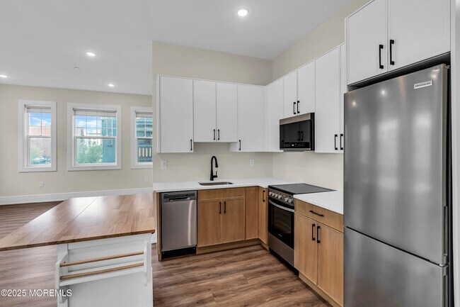 Building Photo - 527 Bangs Ave