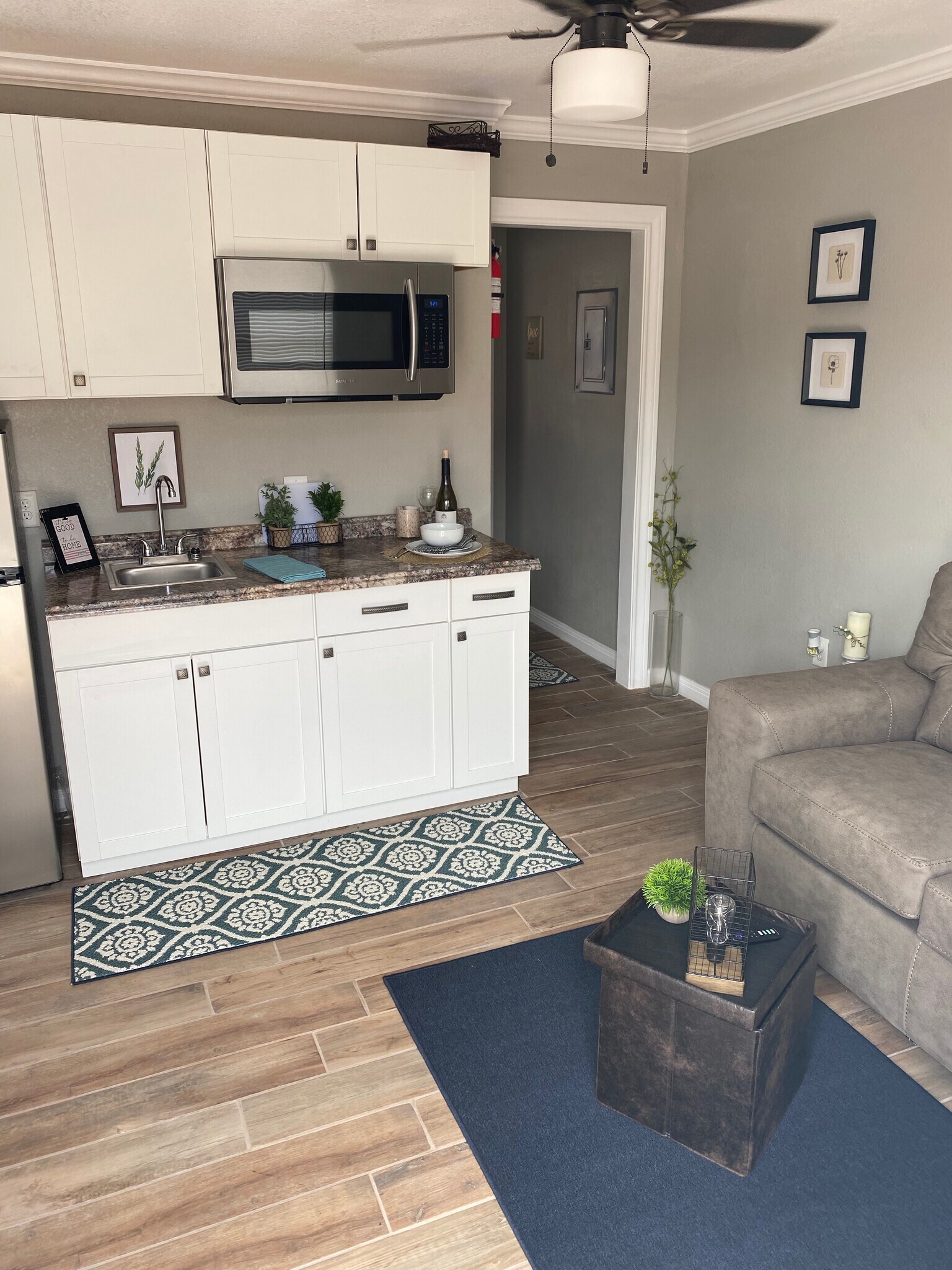 kitchen , microwave - 906 S Colorado St