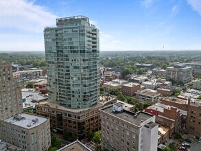 Building Photo - "Luxury Urban Living: Stunning 2-Bed, 2-Ba...