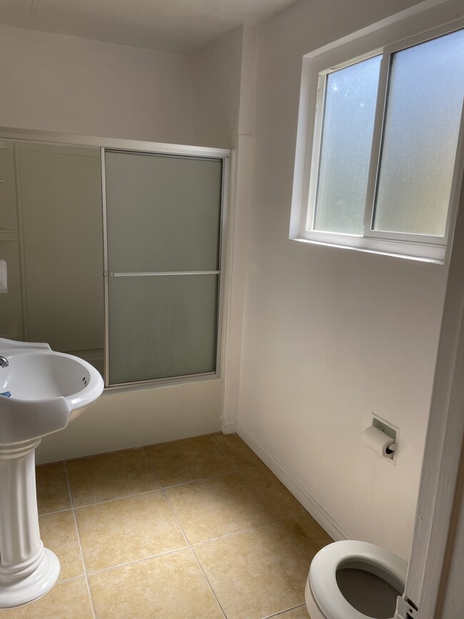 Full bathroom - 933 6th St