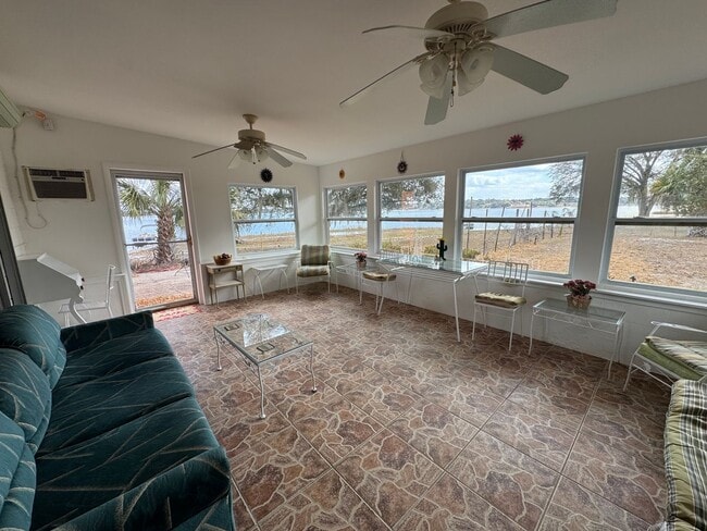 Building Photo - Stylish Florida Living on Crooked Lake