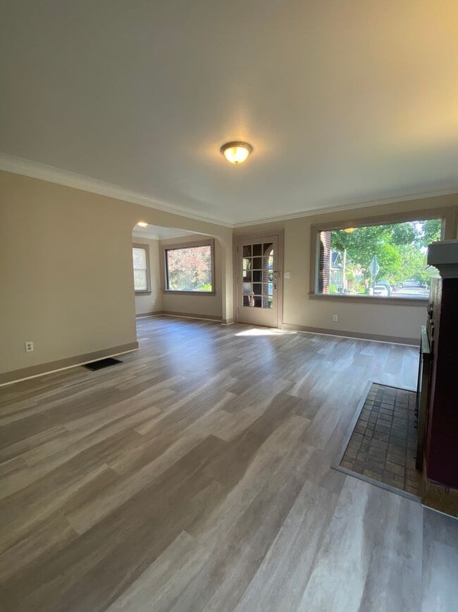 Building Photo - Charming Mt. Tabor Home with Loft & Baseme...