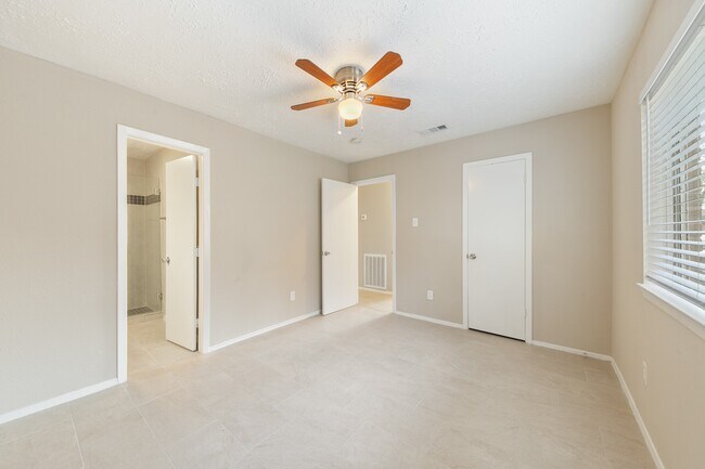 Building Photo - 1911 Highcrest Dr