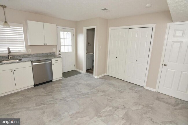 Building Photo - 311 Willowbrook Ct
