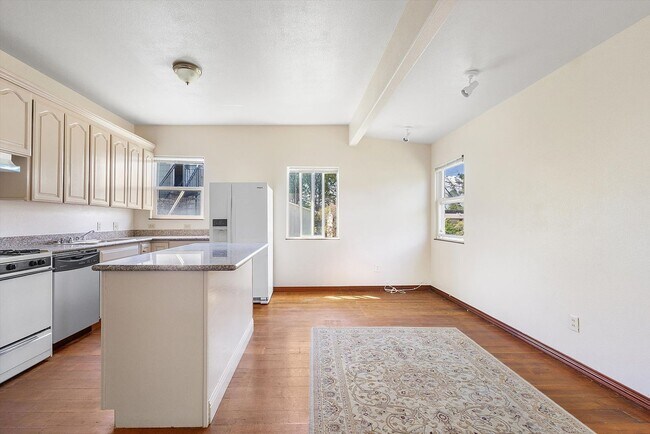 Building Photo - 1431 Linden St