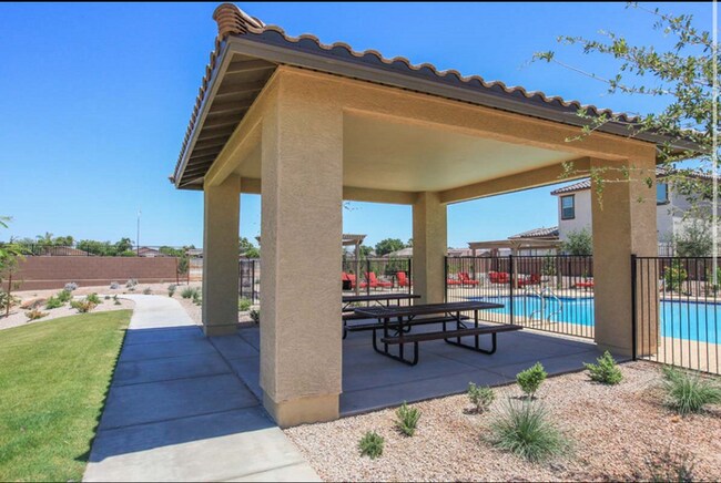 Building Photo - Naturally Well-Lit 4 bed/3 bath Single-Fam...