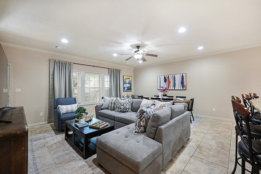 Building Photo - 1416 Cres Ridge Dr