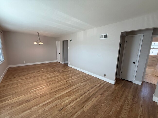 Building Photo - Ranch Home in Lindbergh School District