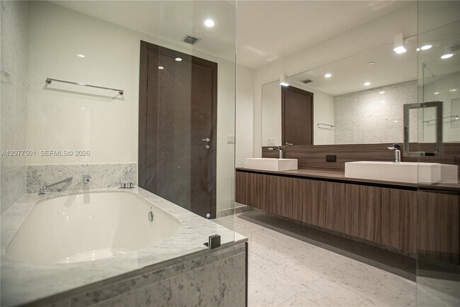 Building Photo - 1000 Brickell Plaza