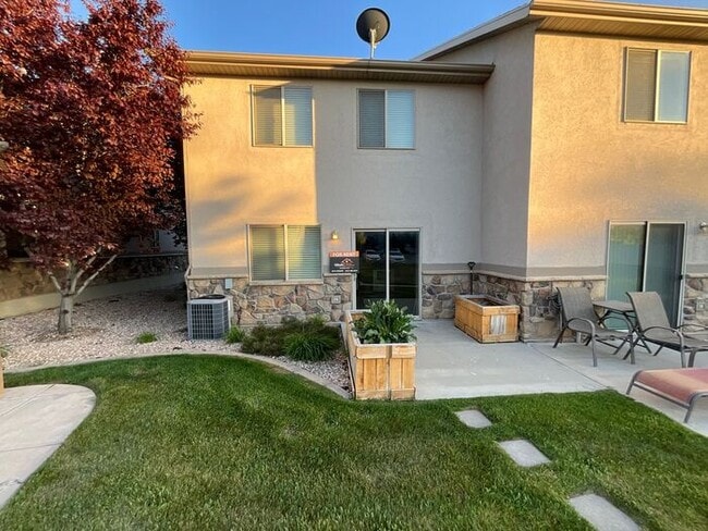 Building Photo - 3 bedroom 2 1/2 Bath Townhouse- Partially Furnished- Ready this month