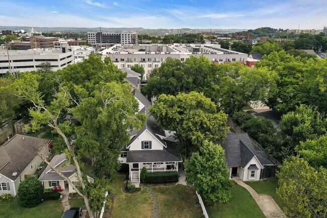 Building Photo - Great price for a huge house! CHARMING Sylvan Heights home 4 Bed 4 Bath. Beautiful private backya...