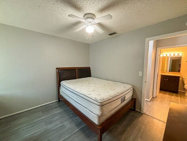 Building Photo - Windsor Park #317 - Pet Friendly!