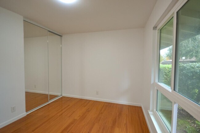 Building Photo - 5013 Pine Tree Terrace