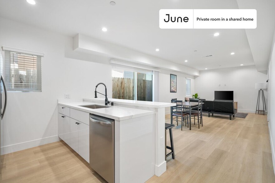 Building Photo - Private bedroom in 3 bed/2 bath Home
