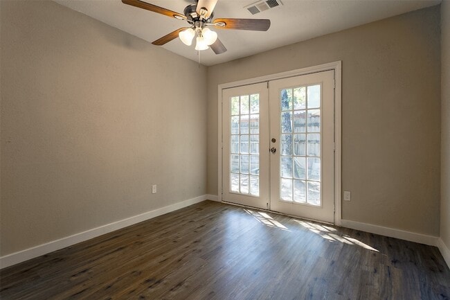 Building Photo - 840 Red Oak Ct