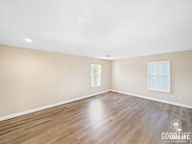 Building Photo - Great 4B/3BA House in Oceanside w/ a Large Loft!