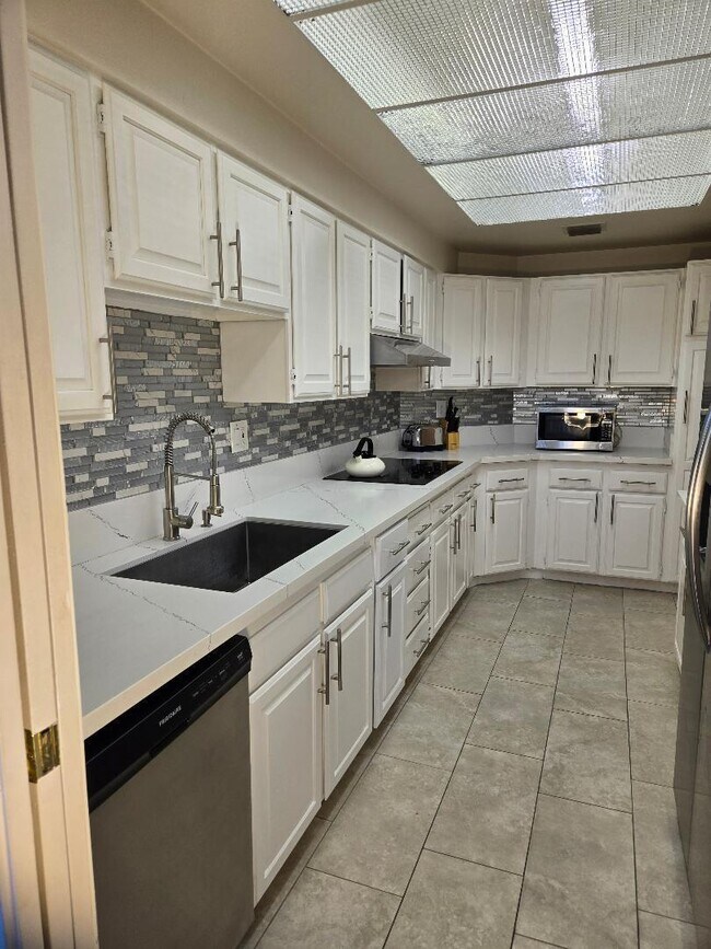 Building Photo - 910 Island Dr