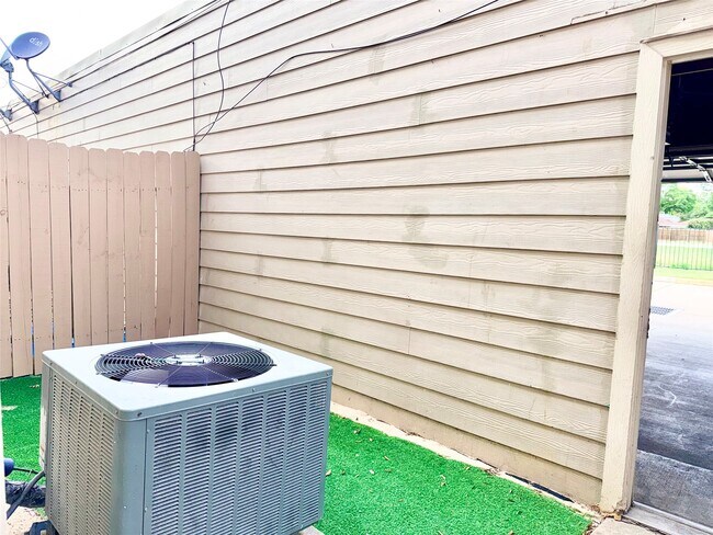 Building Photo - 10064 Emnora Ln