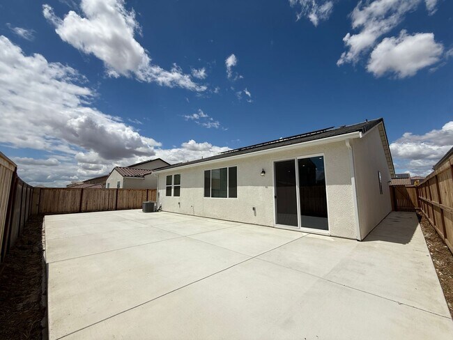 Building Photo - 3 bedroom, 2 bathroom home located in the vibrant community of Madera, CA