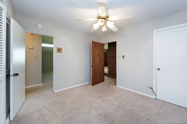 Building Photo - "Charming 3-Bedroom Oasis with 2 Full Baths – Spacious 2,295 Sq Ft Home in Charlotte's Heart!"