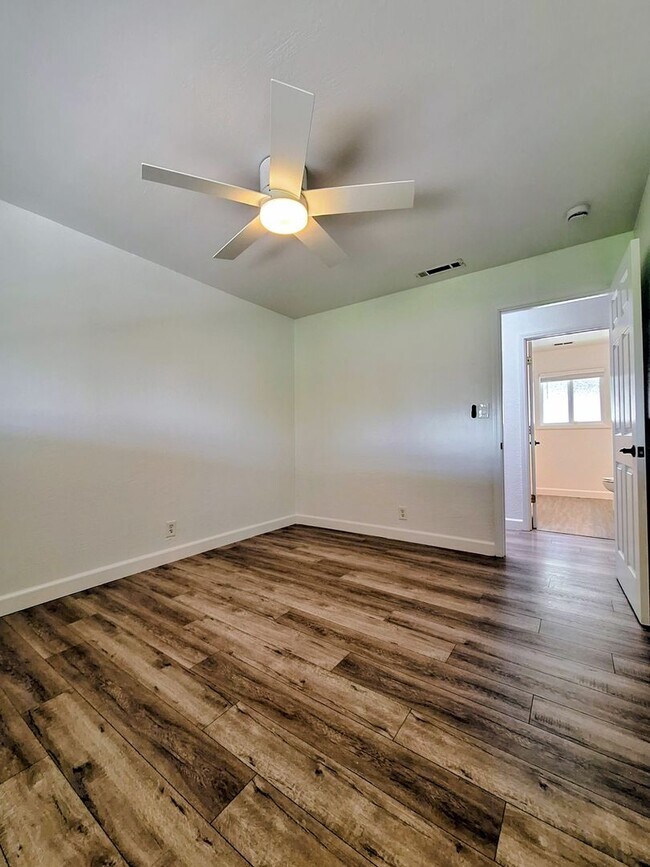 Building Photo - 10501 Observatory Dr