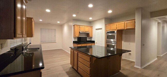 Building Photo - Spacious Redlands Family Home