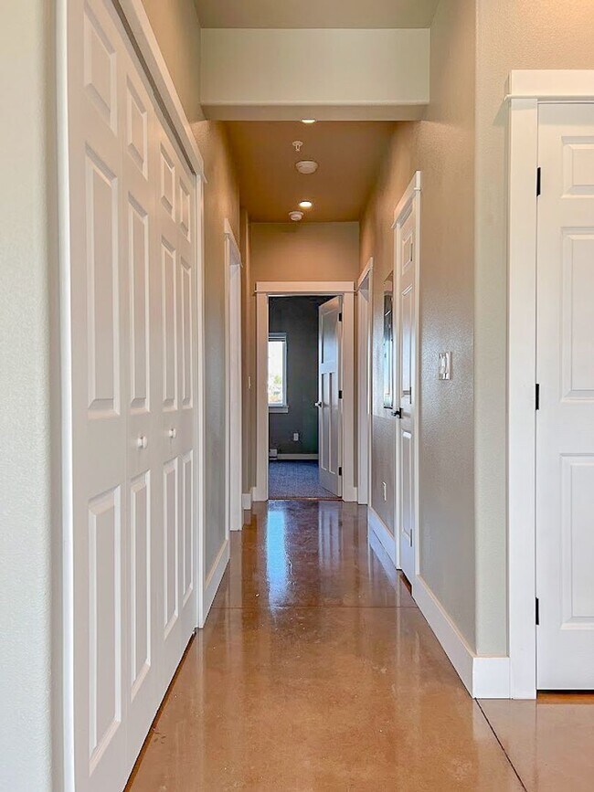 Building Photo - Pet Friendly 2 bed/ 1.5 bath unit at Soldier Ridge!