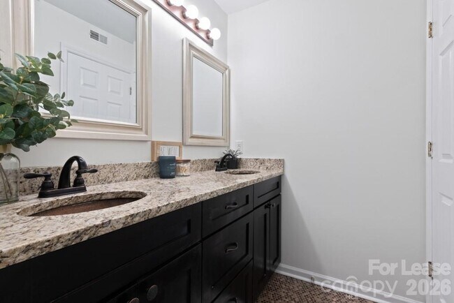 Building Photo - 212 W 10th St