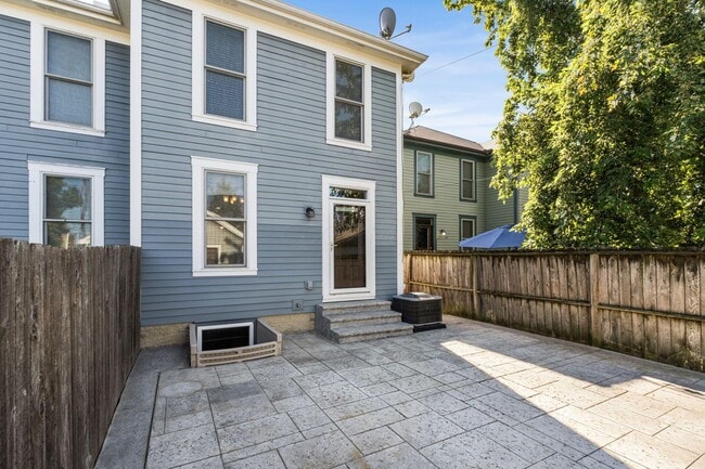 Building Photo - 975 N 6th St